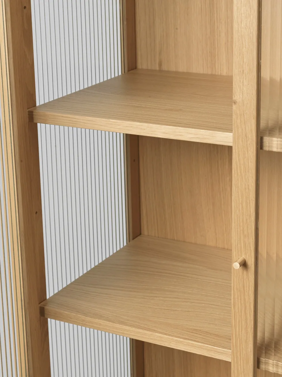 Vitrine en chêne et verre texturé 155cm Reed - Ferm Living